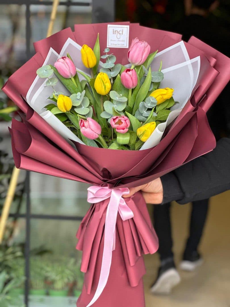 Pembe Ambalajlı Karışık Lale Buketi