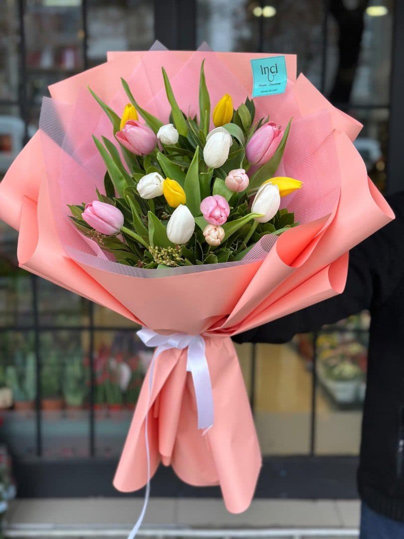 Pembe Ambalajlı Karışık Lale Buketi