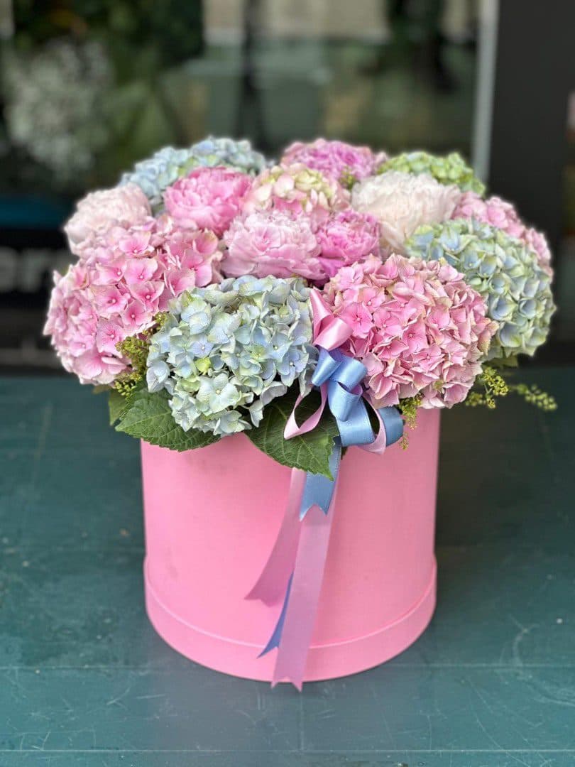 Pembe Kutuda Pembe ve Mavi Karışık Buket Pembe Kutuda Pembe ve Mavi Karışık Buket
